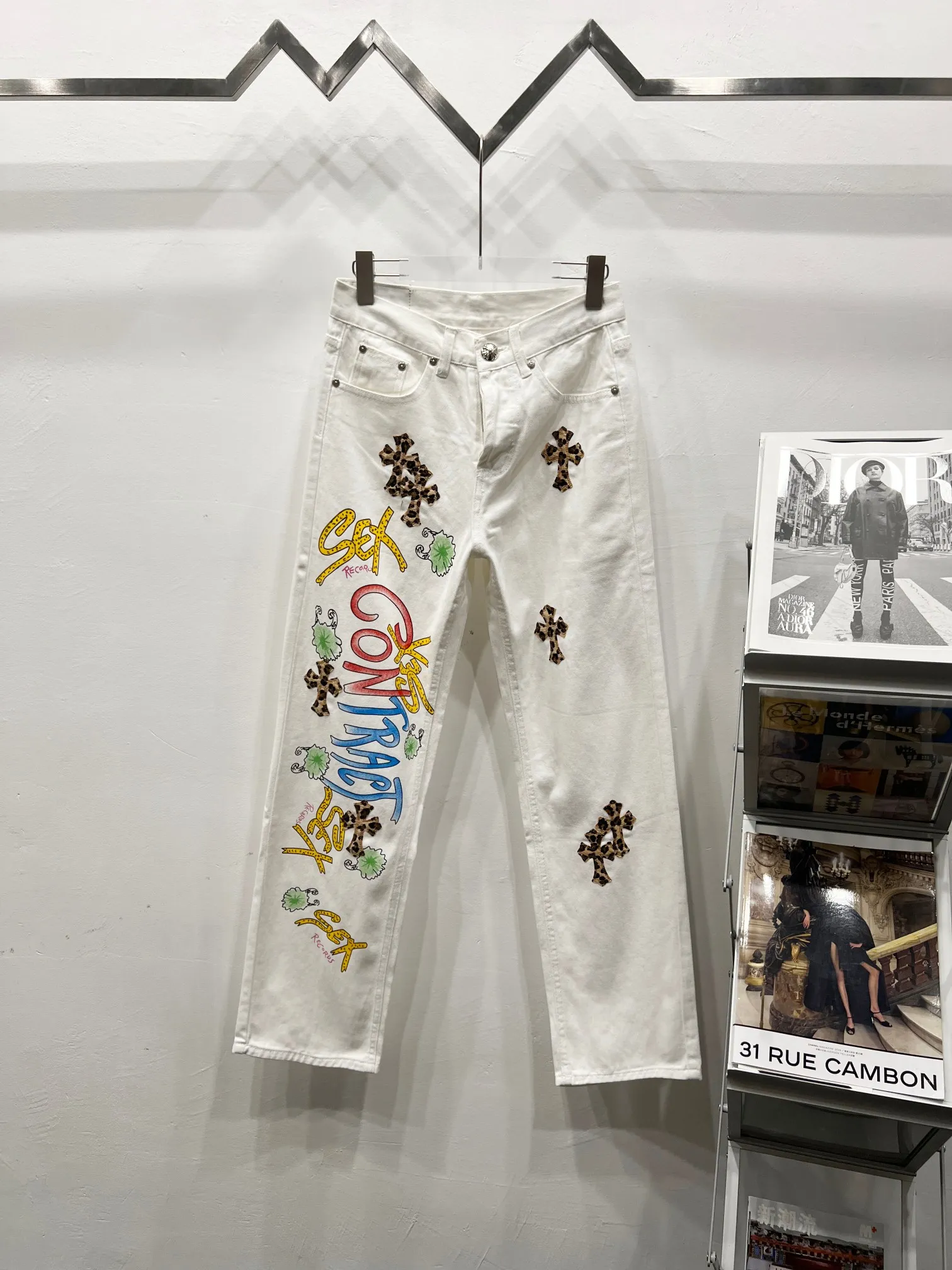 P260 Style No.: (c031) Chrome Hearts & Chrome Hearts high street jeans with leopard print and vintage graffiti paintings on a white background. Chrome Hearts are the most popular pants in color. Made of beaded canvas fabric, heavy washing makes the upper body of the fabric more textured and the pants are tall and straight! The three-dimensional cutting of the whole trousers is a masterpiece! The hardware is customized by zp. The beaded canvas fabric is thick and soft after being washed. It has good breathability. Customized small leather label. Unique design. The details are simple and elegant, and the workmanship is exquisite. The whole trousers are neatly routed and the details are in place!  Trendy people have been disappointed. From the quality selection of fabrics, the tailoring of details, and the matching of patterns, everything is impeccable! The upper body is so handsome when worn...it can be easily worn by men, women and children! The craftsmanship is made of heavy-duty washed pure cotton denim fabric. After washing, it is soft and thick and looks very stylish when worn. Color: White Size: 28 30 32 34 (S-XL)